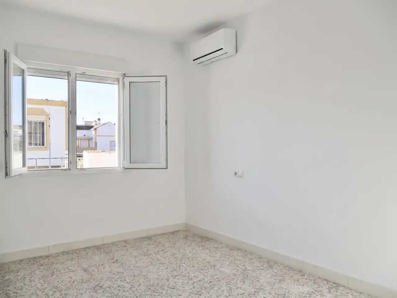 Habitación de Casa adosada en venta en Umbrete con Aire acondicionado, Terraza y Balcón