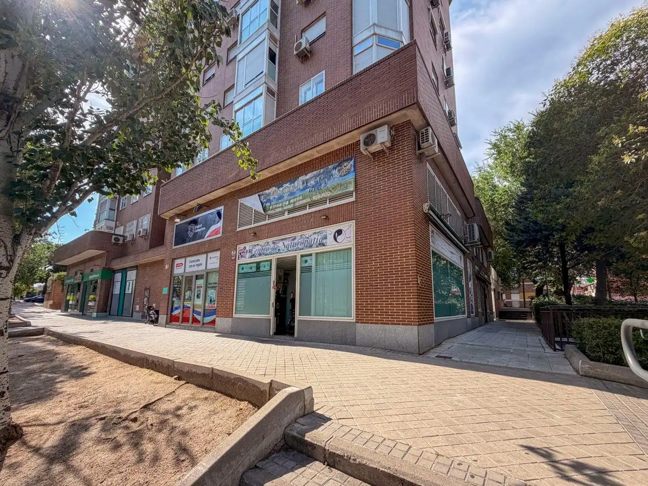Vista exterior de Local en venda en Madrid amb Aire condicionat