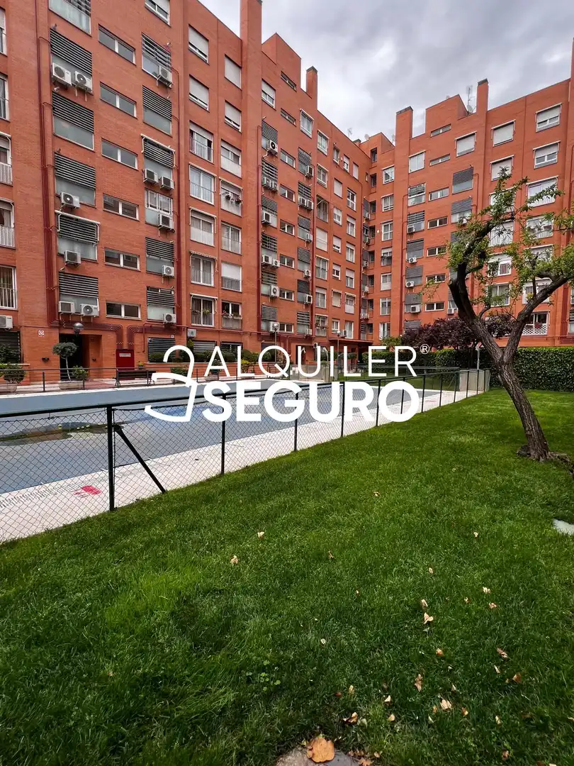 Exterior view of Flat for rent in  Madrid Capital  with Heating, Terrace and Swimming Pool