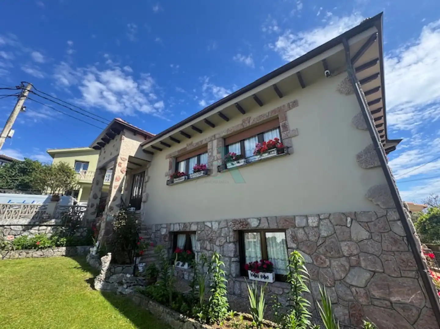 Vista exterior de Casa o xalet en venda en Llanes amb Jardí privat