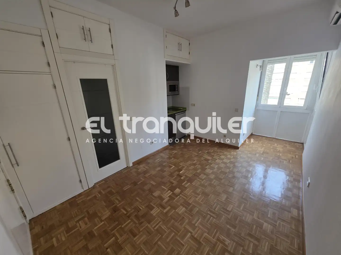 Bedroom of Study for rent in Madrid  with Air Conditioner, Parquet flooring and Washing machine