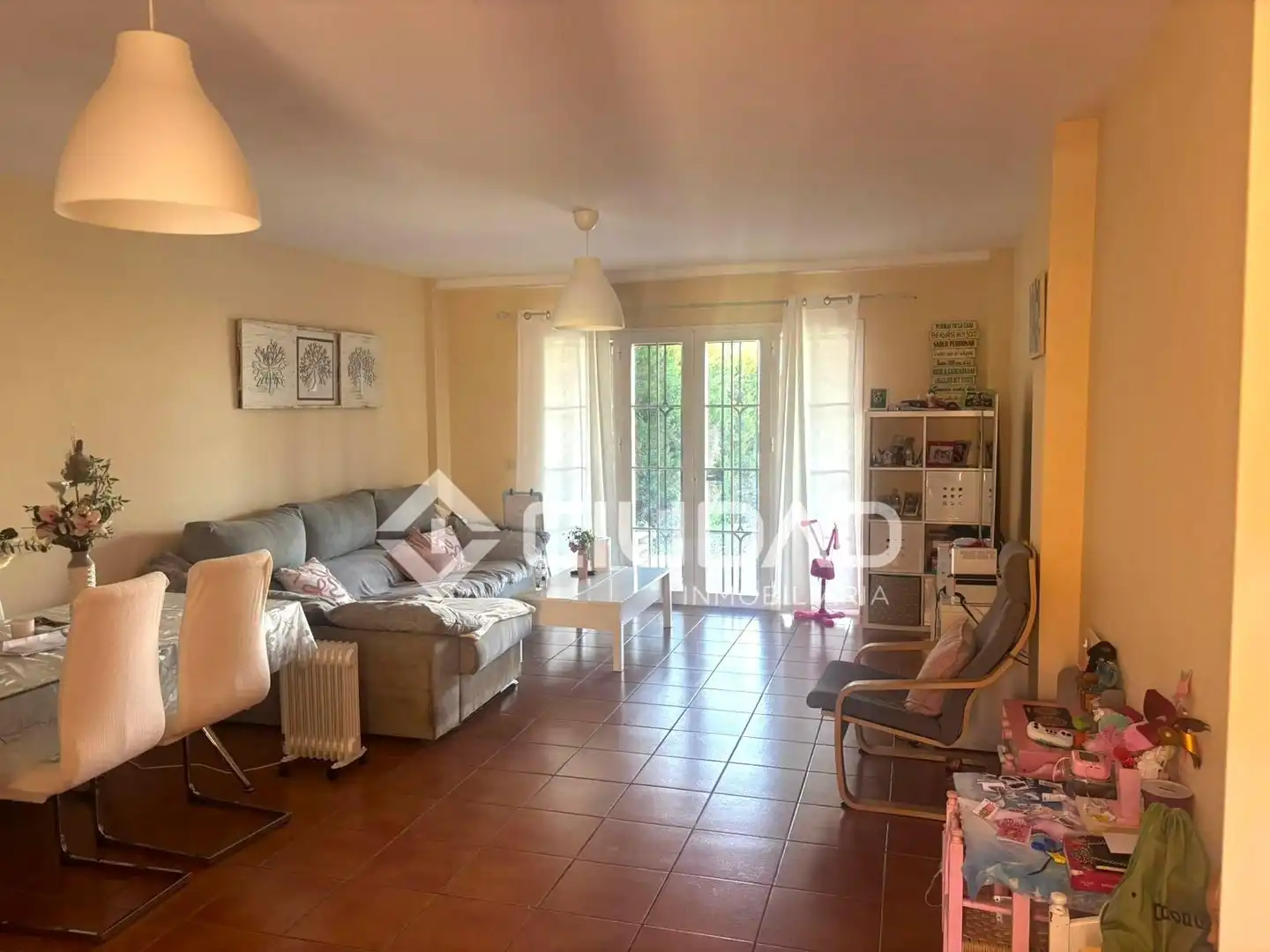 Sala de estar de Casa adosada en venta en Sanlúcar de Barrameda con Jardín privado, Terraza y Piscina comunitaria
