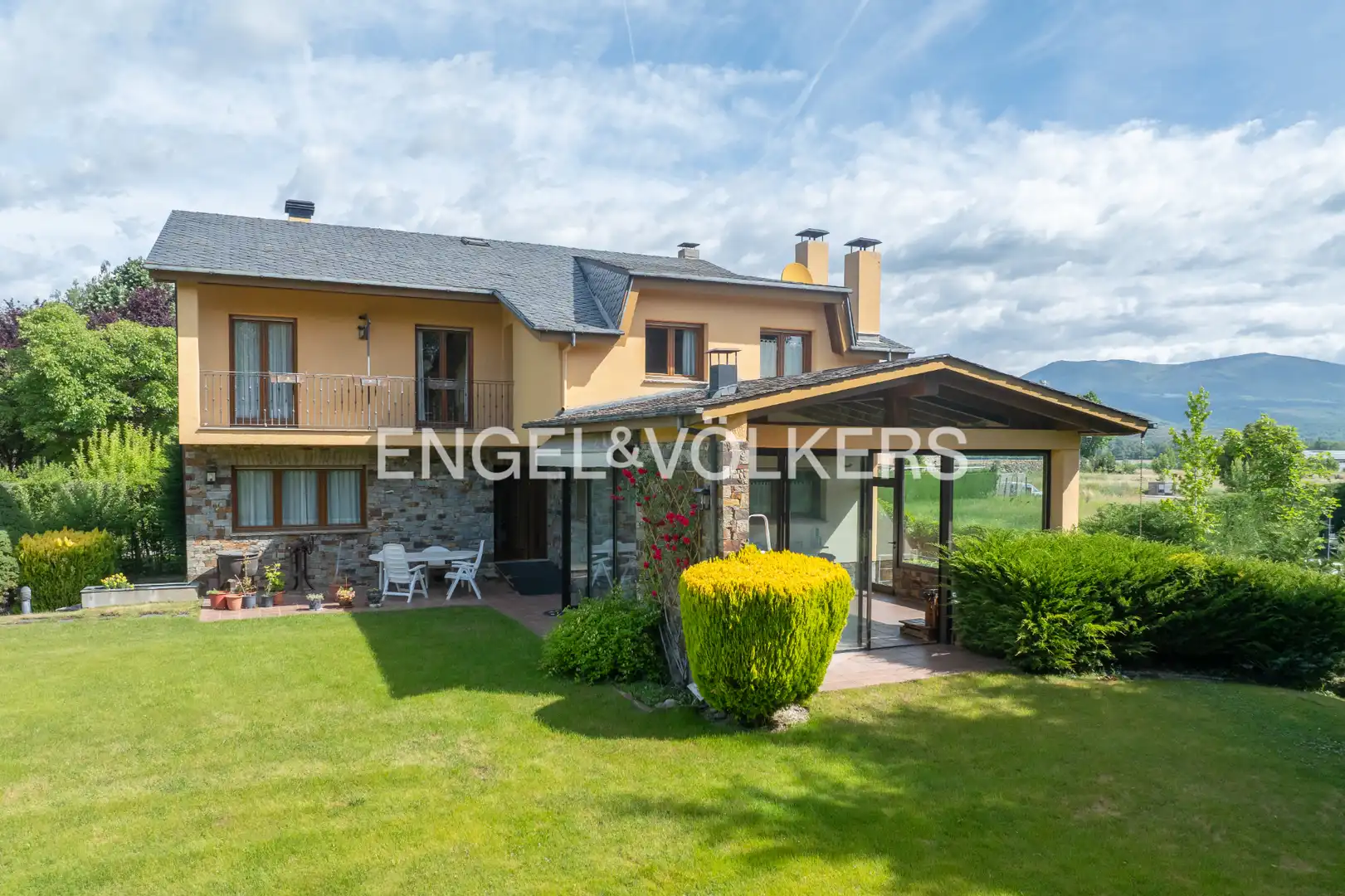Vista exterior de Casa o xalet en venda en Puigcerdà amb Calefacció, Jardí privat i Parquet