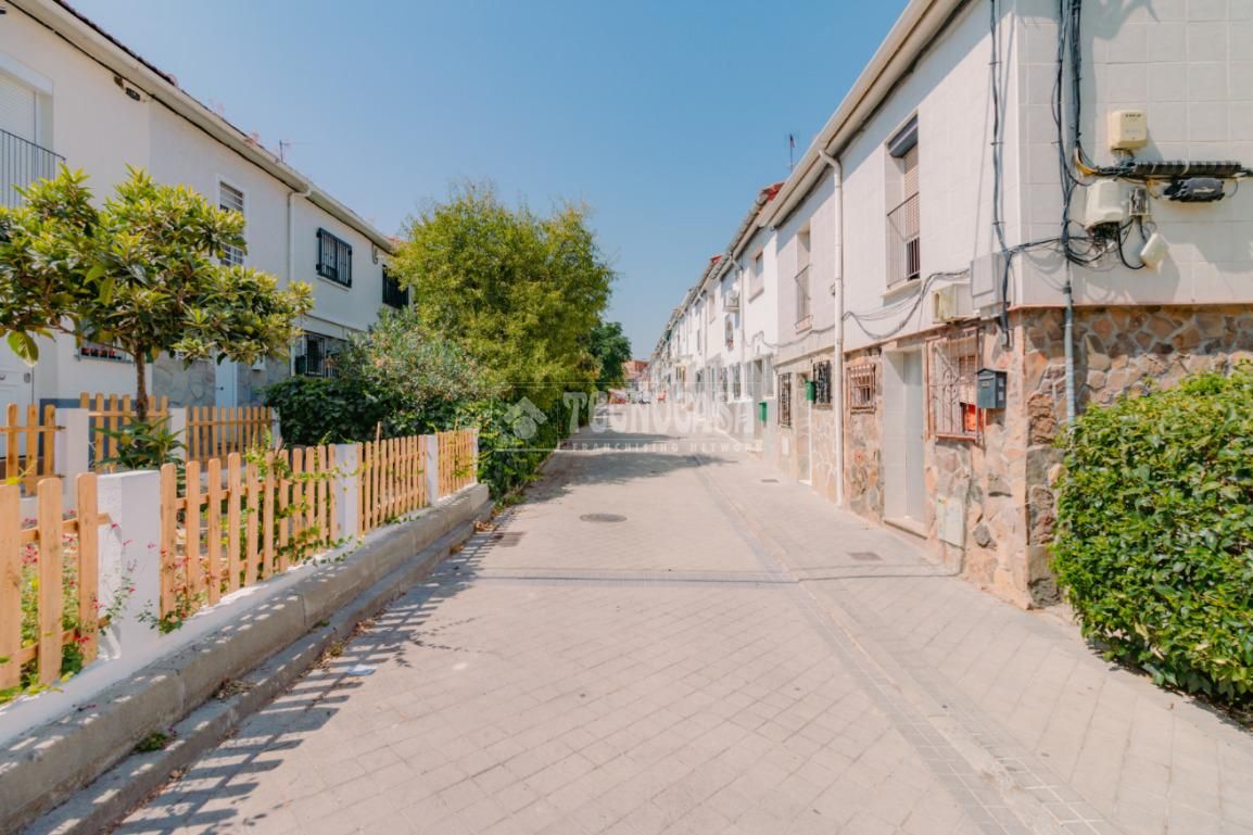 Exterior view of Single-family semi-detached for sale in  Madrid Capital  with Air Conditioner, Terrace and Furnished