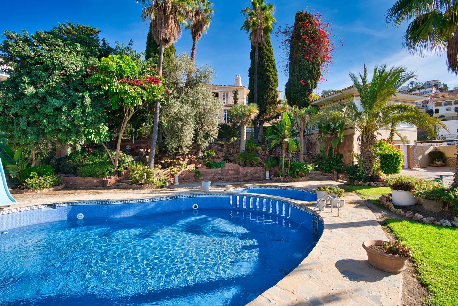 Piscina de Casa o xalet en venda en Rincón de la Victoria amb Aire condicionat, Jardí privat i Terrassa