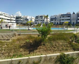 Vista exterior de Apartament de lloguer en Estepona amb Aire condicionat, Terrassa i Piscina