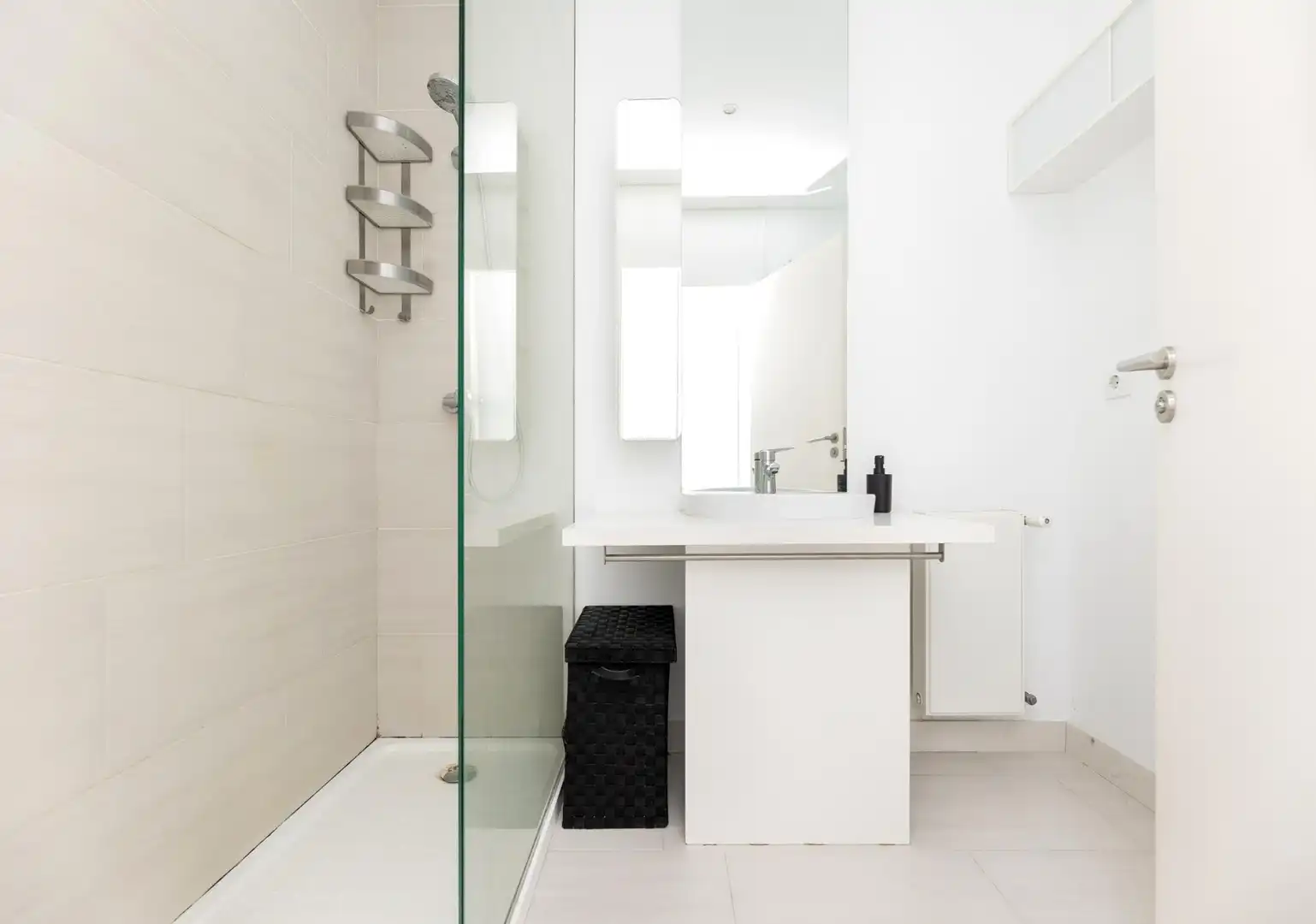 Badezimmer von Einfamilien-Reihenhaus zum Verkauf in Albolote mit Klimaanlage, Heizung und Privatgarten