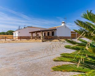 Vista exterior de Finca rústica en venda en Bonares amb Aire condicionat, Jardí privat i Terrassa