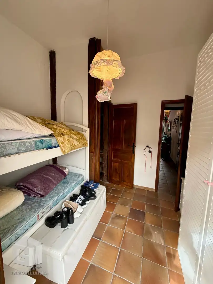 Dormitori de Finca rústica en venda en Villa del Prado amb Calefacció, Jardí privat i Traster