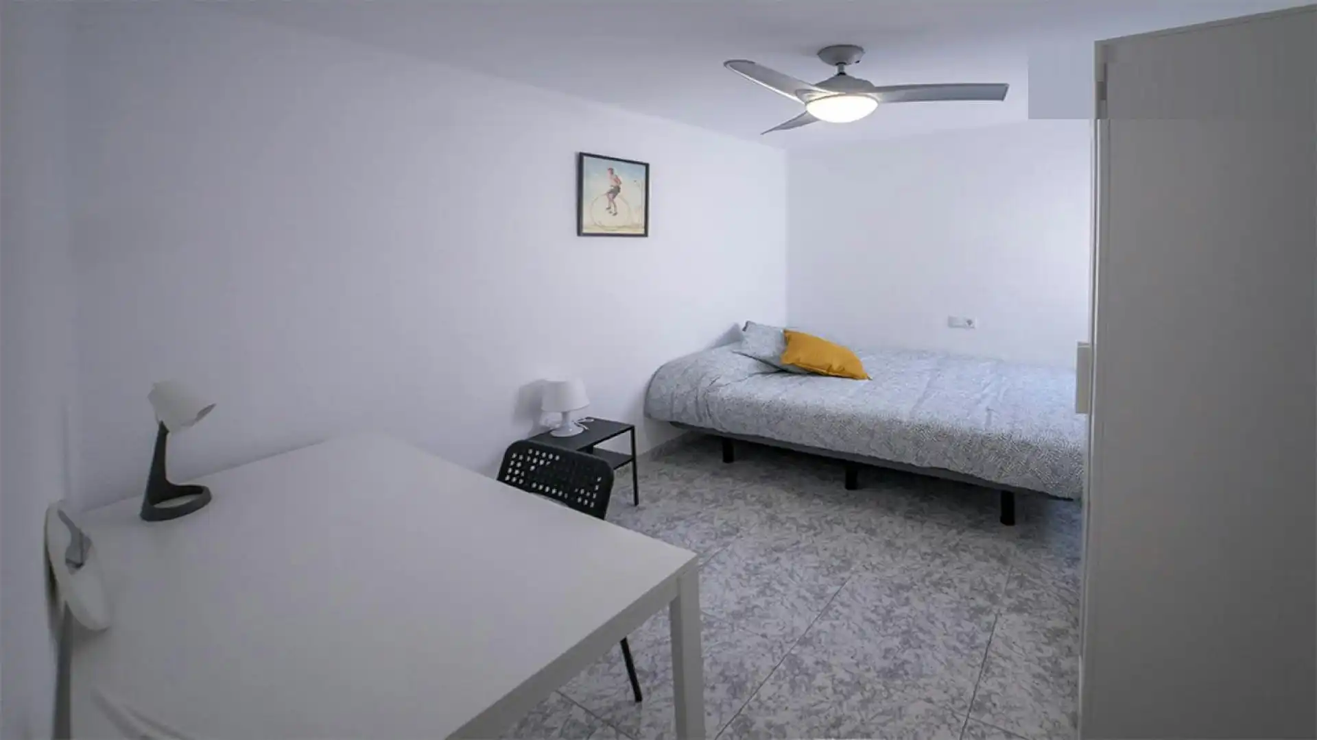 Bedroom of Flat for share in  Valencia Capital  with Washing machine and Internet