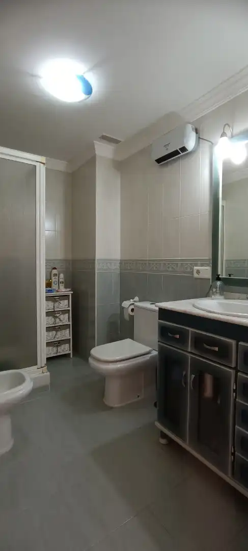 Badezimmer von Einfamilien-Reihenhaus zum Verkauf in Estepona mit Klimaanlage, Heizung und Terrasse