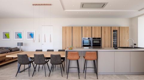 Villa contemporánea espectacular con acabados de lujo y vistas impresionantes de las montañas., image 5
