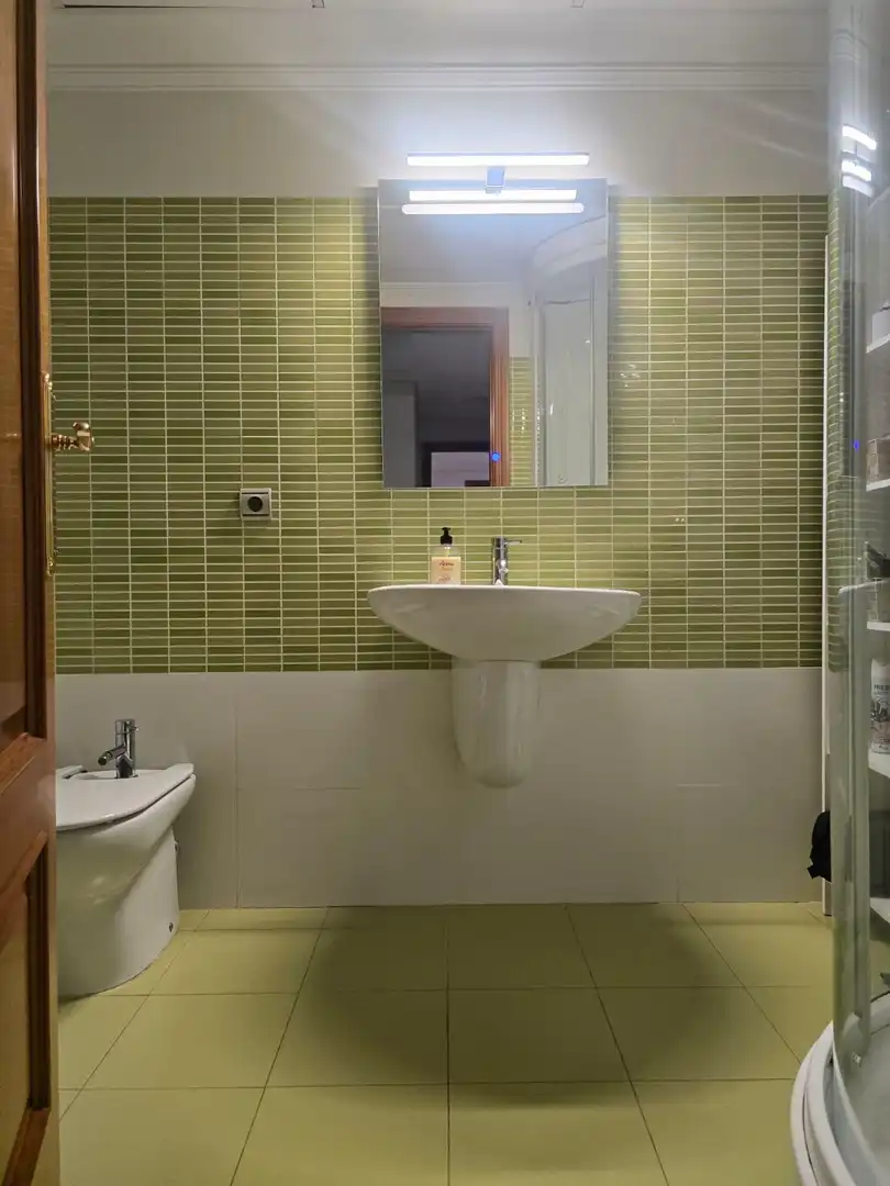 Bathroom of Flat for sale in Córdoba  with Air Conditioner, Terrace and Storage room