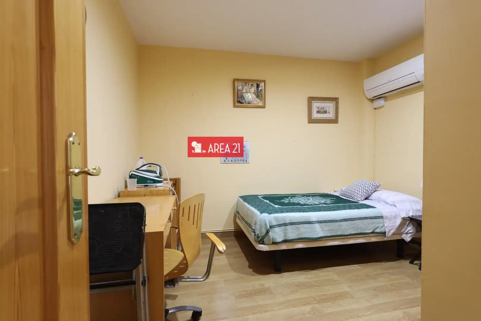 Dormitori de Àtic en venda en La Pobla de Vallbona amb Aire condicionat, Parquet i Terrassa