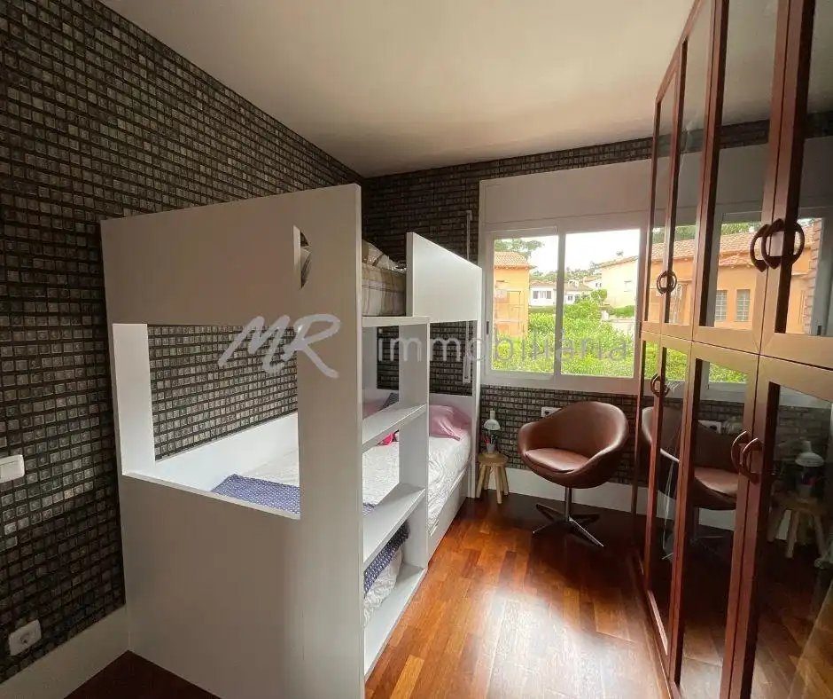 Schlafzimmer von Dachboden zum Verkauf in Vallromanes mit Heizung, Terrasse und Abstellraum