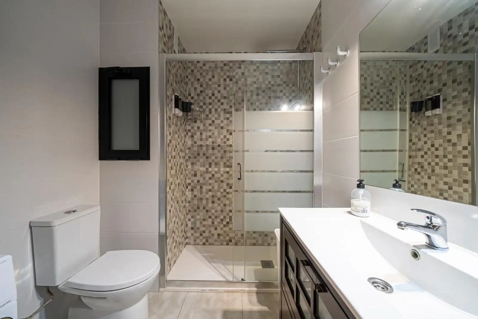Bany de Apartament de lloguer en Alicante / Alacant amb Aire condicionat, Calefacció i Moblat