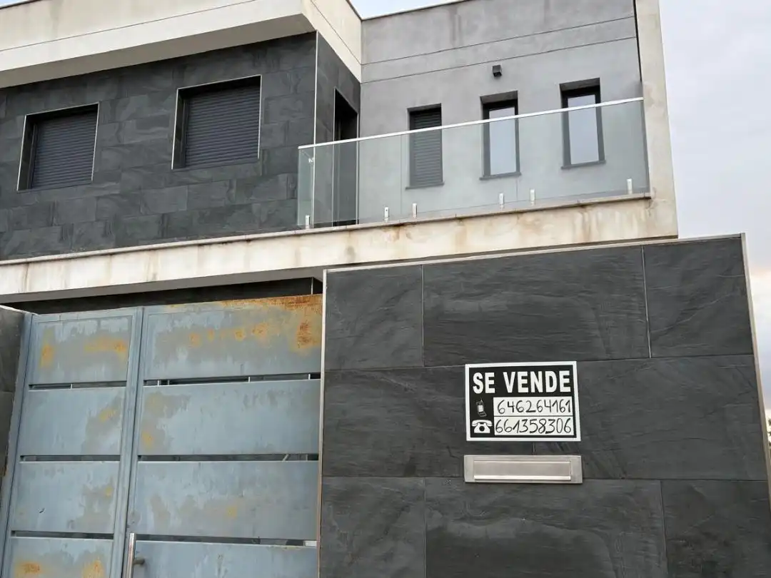 Vista exterior de Casa o xalet en venda en Arroyo de la Luz amb Terrassa