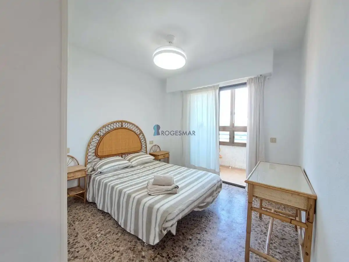 Habitación de Apartamento de alquiler en Benicasim / Benicàssim con Amueblado y Piscina comunitaria