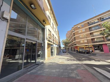 Local comercial de lloguer a Calle Sixto Celorrio