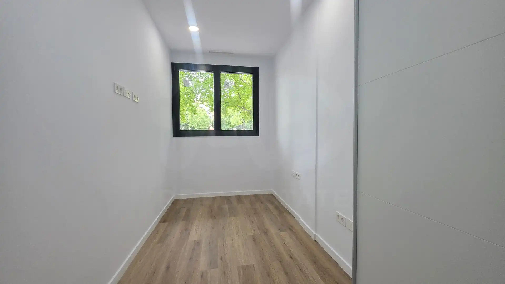 Bedroom of Flat for sale in Girona  with Air Conditioner, Heating and Terrace