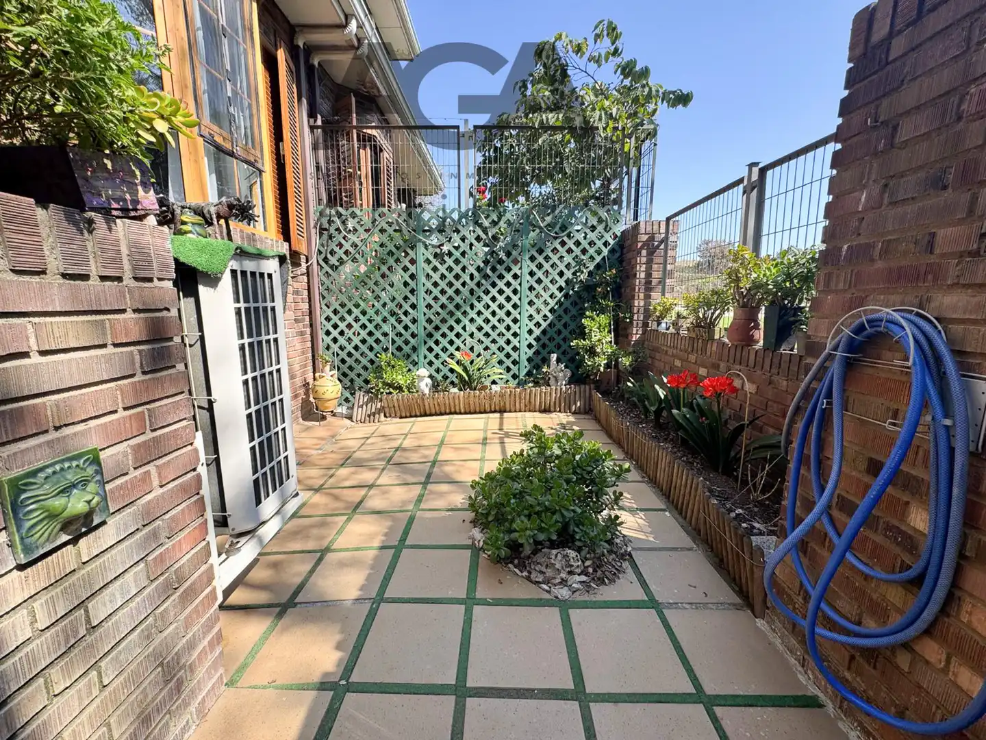 Terrasse von Einfamilien-Reihenhaus zum Verkauf in Badalona mit Klimaanlage und Abstellraum