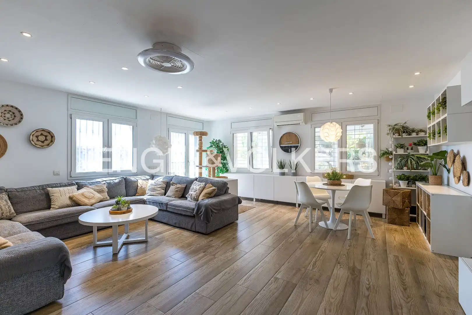 Sala de estar de Casa o chalet en venta en Vilanova i la Geltrú con Aire acondicionado, Calefacción y Jardín privado