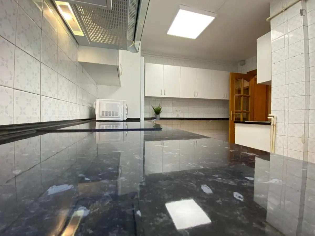 Cuina de Apartament per a compartir en Fuenlabrada amb Calefacció, Moblat i Microones