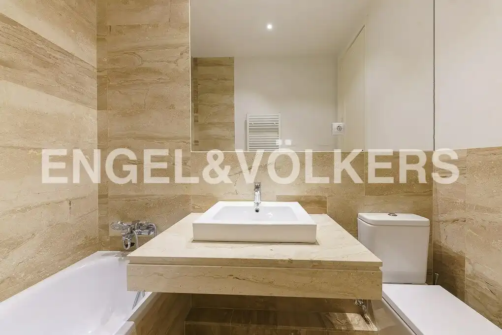 Badezimmer von Wohnung zur Miete in Madrid mit Klimaanlage, Heizung und Parkett