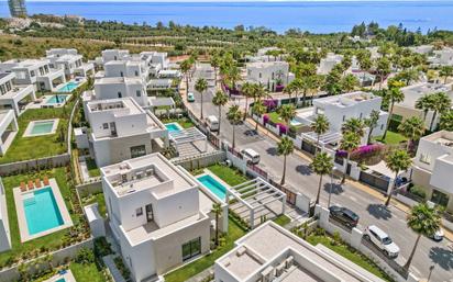 Vista exterior de Casa o xalet en venda en Marbella amb Aire condicionat, Terrassa i Piscina