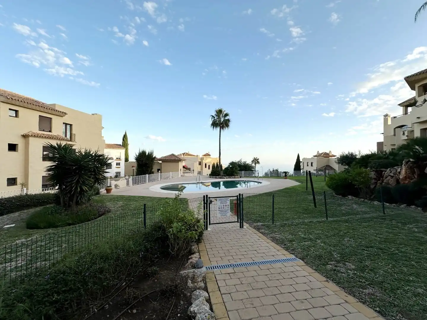 Jardín de Piso en venta en Benalmádena con Calefacción, Terraza y Piscina comunitaria