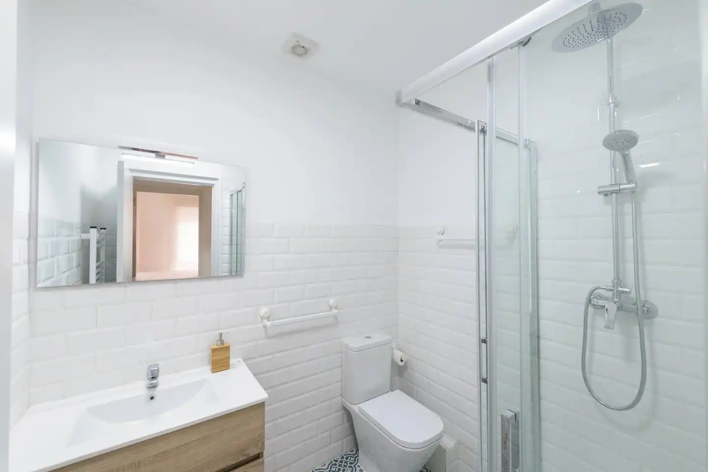 Bathroom of Flat for rent in L'Hospitalet de Llobregat