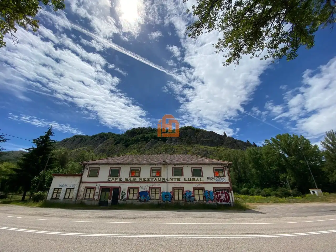 Außenansicht von Country house zum Verkauf in La Pola de Gordón  mit Heizung und Privatgarten