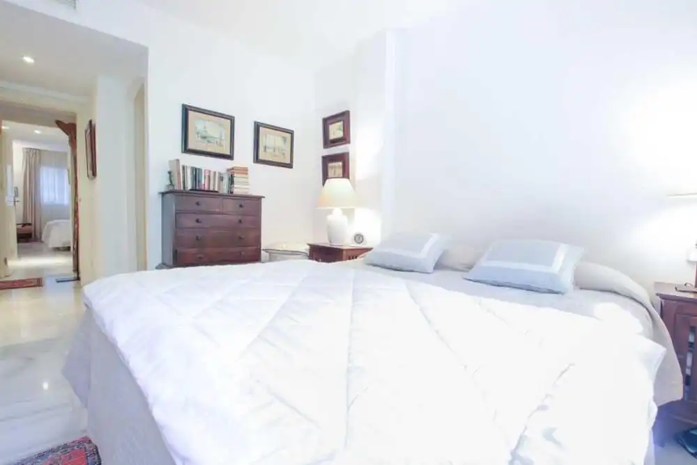 Habitación de Planta baja en venta en Marbella con Aire acondicionado, Terraza y Piscina