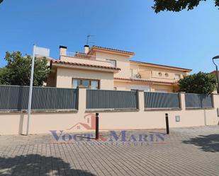Vista exterior de Casa adosada en venda en Roses amb Aire condicionat, Calefacció i Terrassa