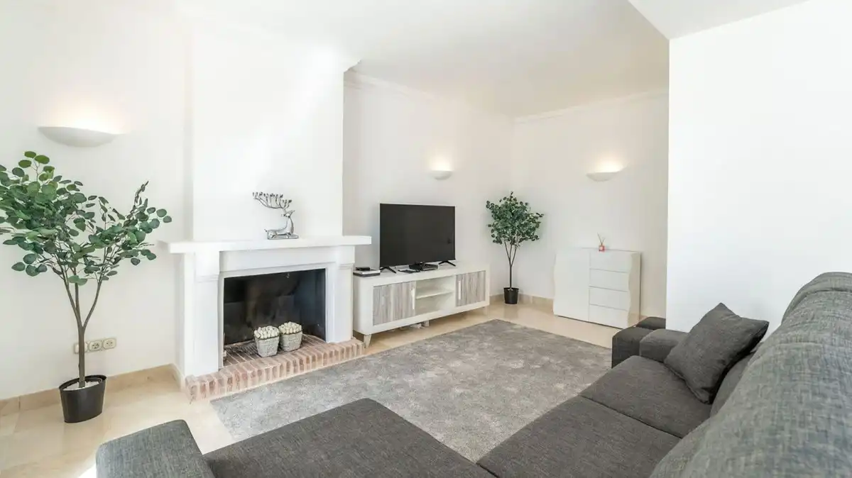 Wohnzimmer von Einfamilien-Reihenhaus zum Verkauf in Benahavís mit Klimaanlage, Terrasse und Gemeinschaftspool