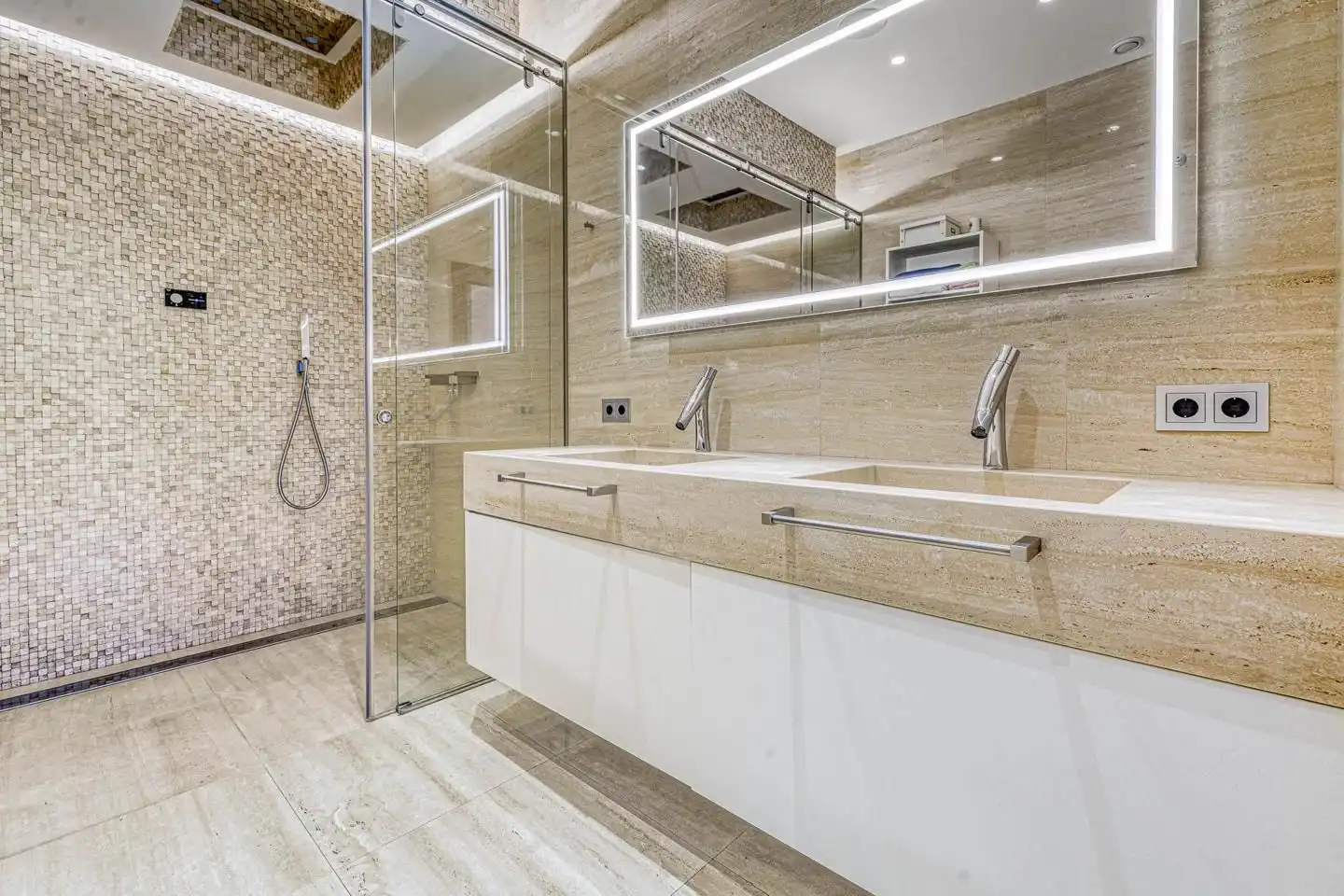 Bathroom of Houses for sale in Figueres  with Private garden, Terrace and Swimming Pool