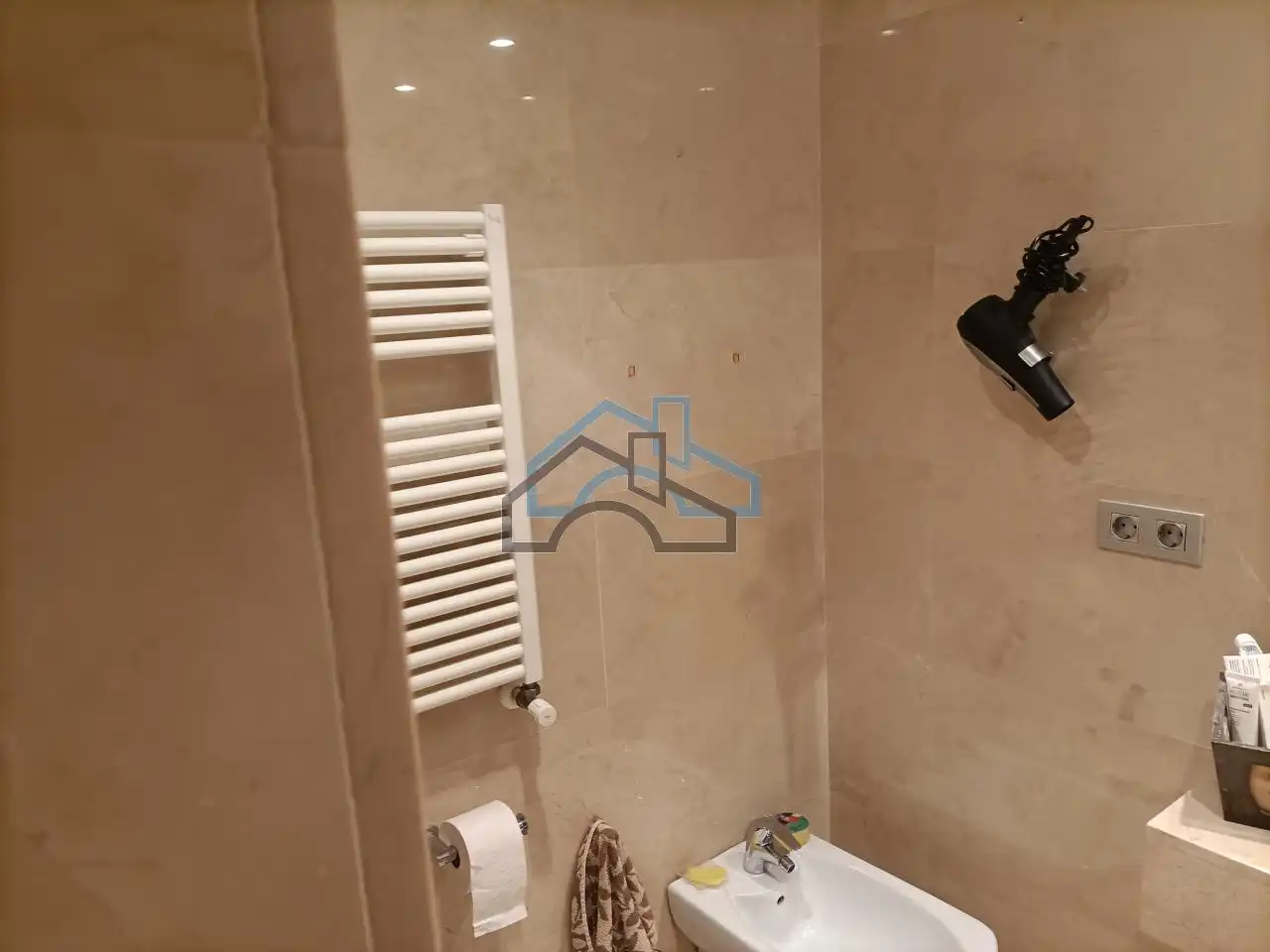 Badezimmer von Dachboden zur Miete in Cambre  mit Heizung, Parkett und Terrasse