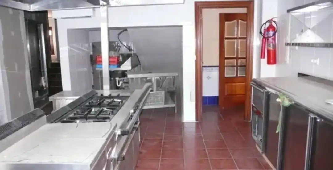 Cuina de Local en venda en Covarrubias amb Calefacció, Terrassa i Moblat