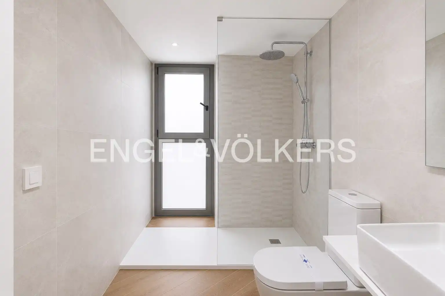 Bathroom of Flat for rent in Valencia  with Air Conditioner, Heating and Parquet flooring
