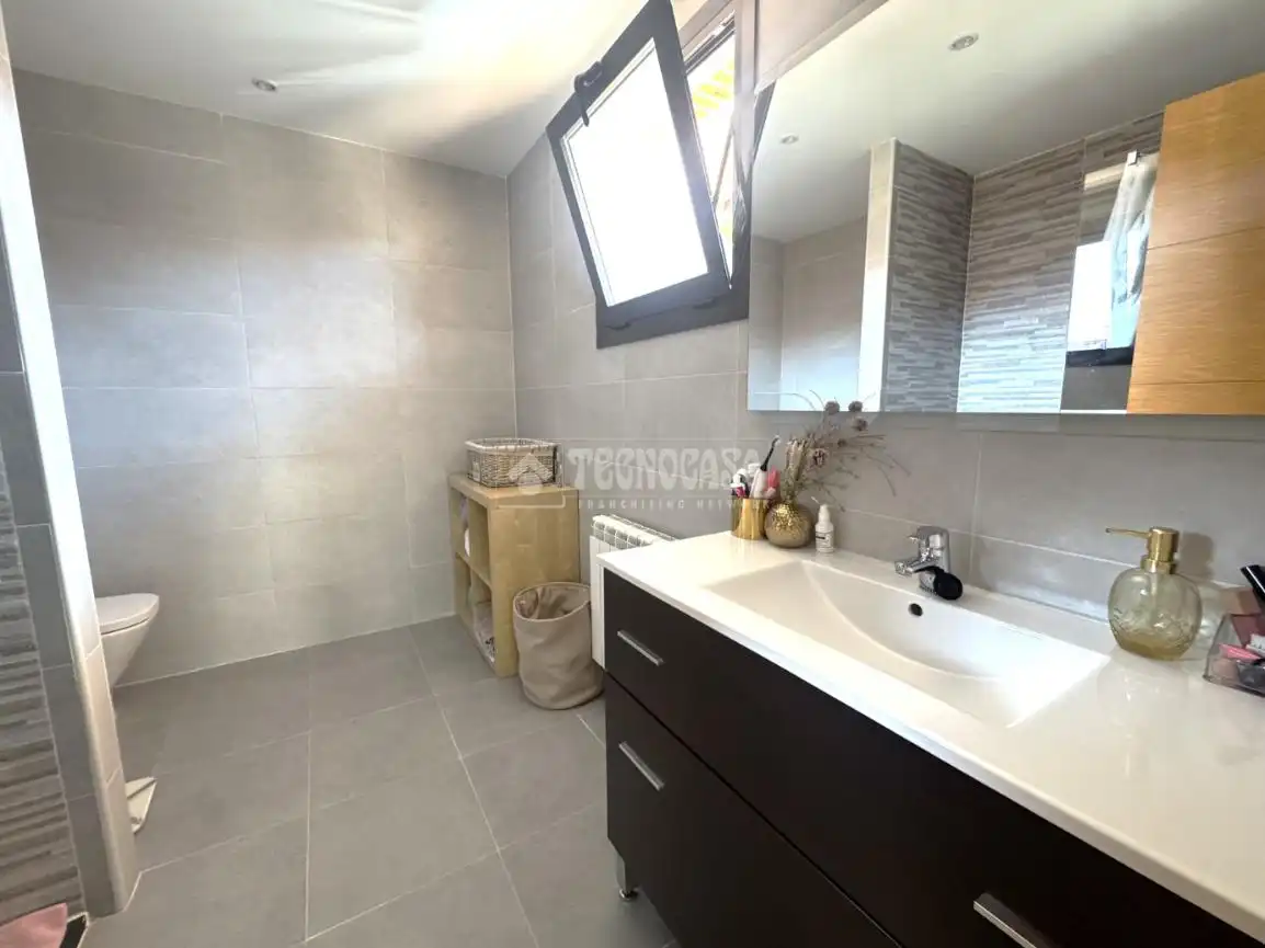 Bathroom of Detached homes for sale in Alcalá de Henares  with Air Conditioner, Terrace and Community pool