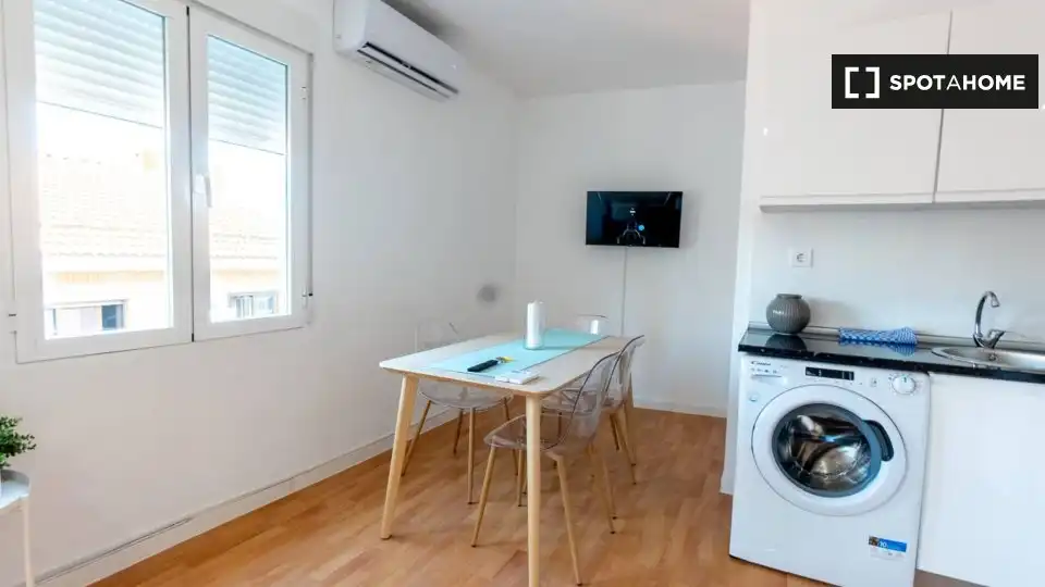 Dining room of Flat for rent in Madrid  with Air Conditioner, Heating and Furnished