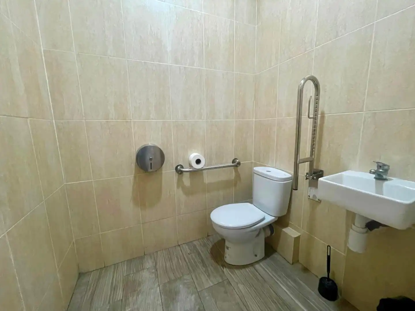 Baño de Local en traspaso en Cornellà de Llobregat con Aire acondicionado, Amueblado y Internet