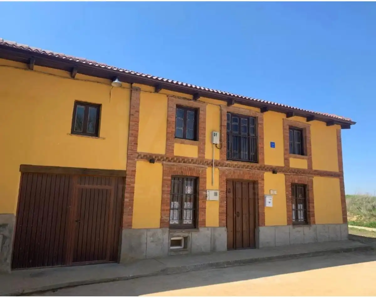 Vista exterior de Finca rústica en venda en Matadeón de los Oteros amb Calefacció