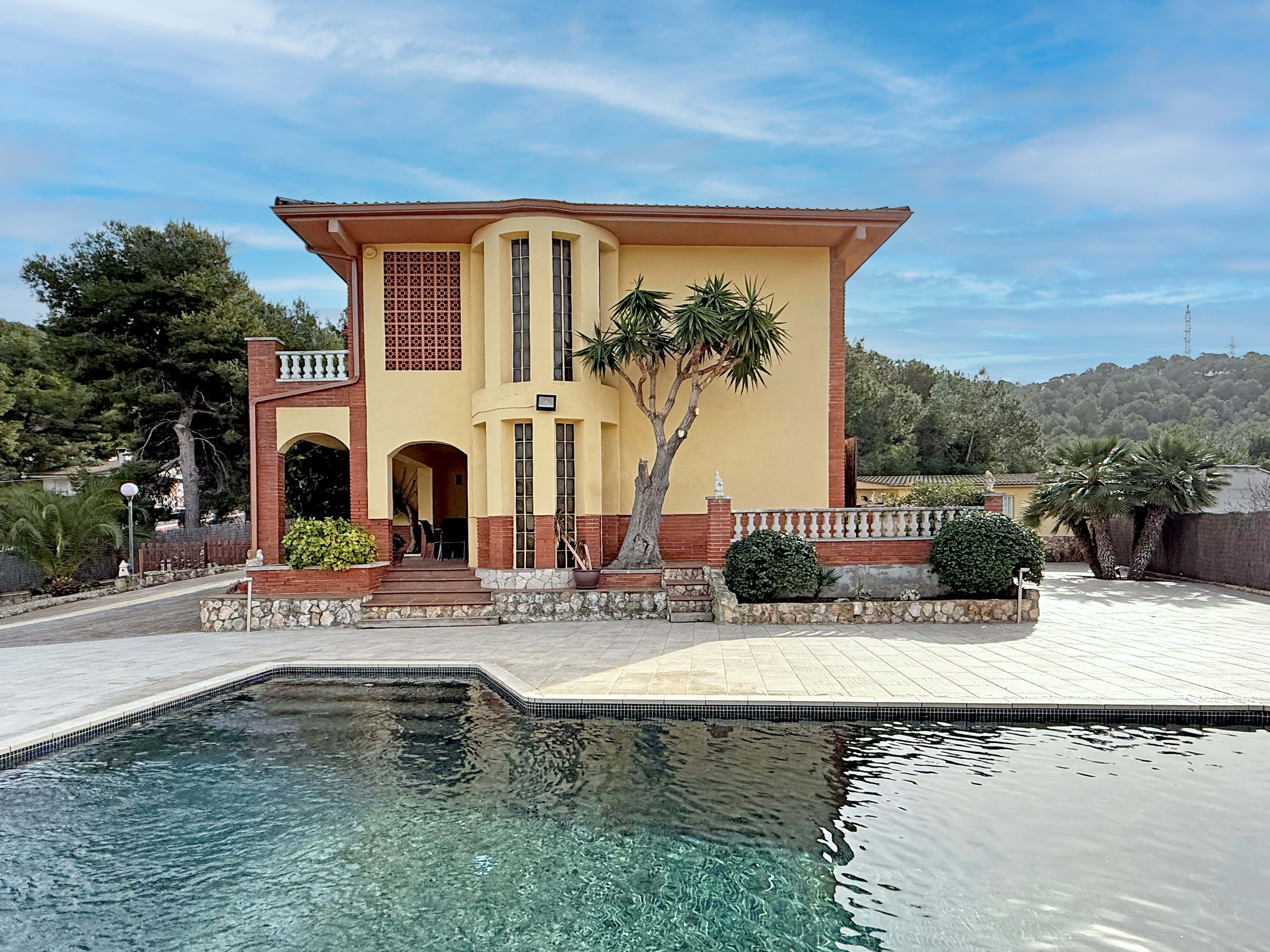 Vista exterior de Casa o xalet en venda en Calafell amb Calefacció, Terrassa i Piscina