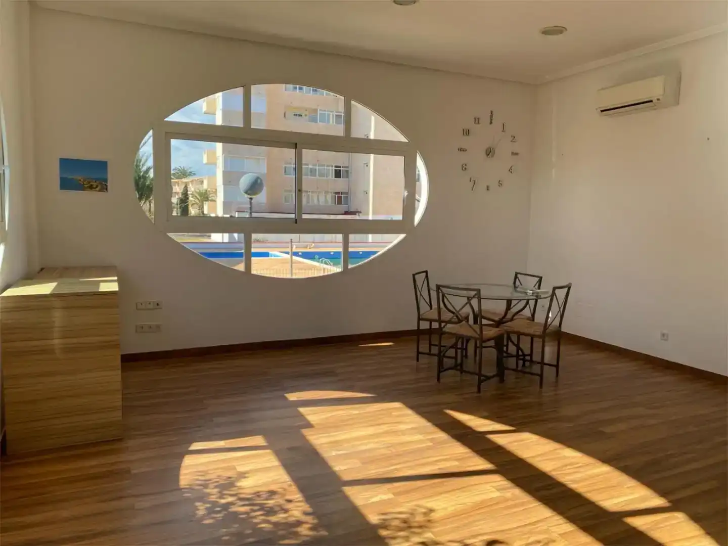 Esszimmer von Geschaftsraum zur Miete in La Manga del Mar Menor mit Klimaanlage und Parkett