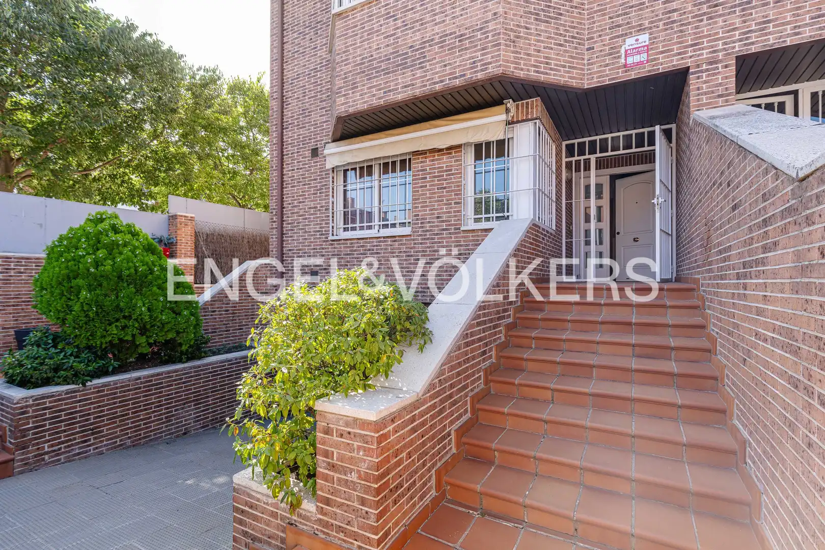Vista exterior de Casa adosada en venta en Madrid con Aire acondicionado, Calefacción y Jardín privado