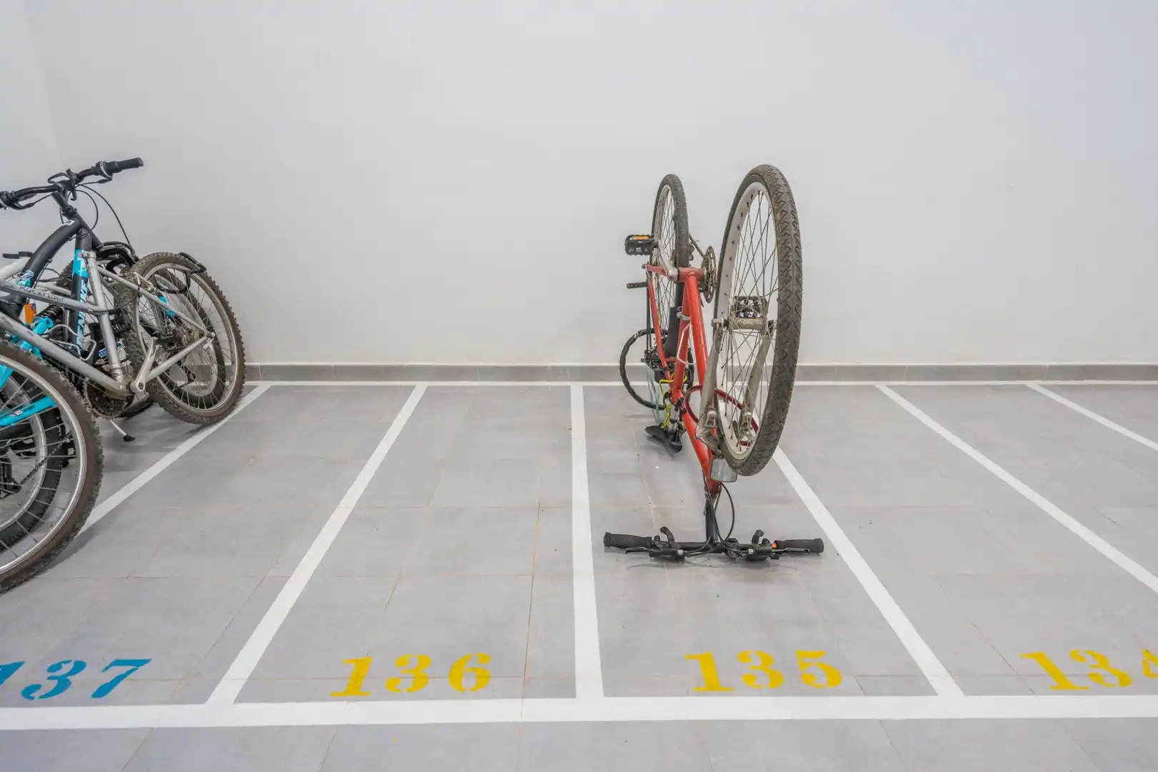 Parking de Piso en venta en Valencia con Aire acondicionado, Calefacción y Jardín privado