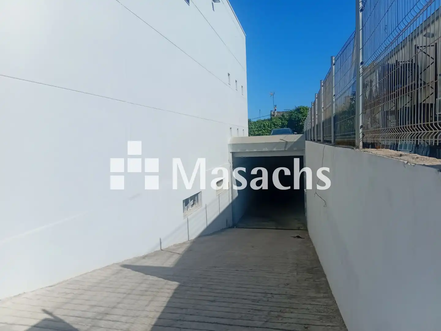 Vista exterior de Nau industrial en venda en Vilanova i la Geltrú amb Alarma