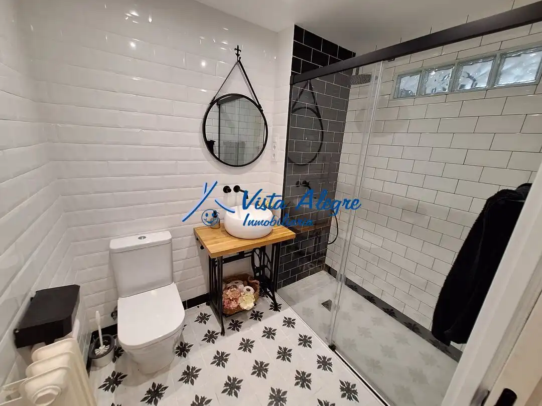 Badezimmer von Einfamilien-Reihenhaus zum Verkauf in Haro mit Klimaanlage, Heizung und Terrasse