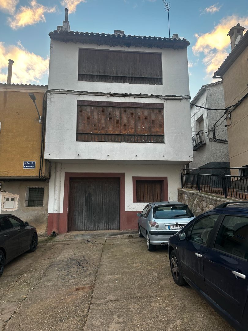 Vista exterior de Casa o xalet en venda en Fuentes amb Terrassa